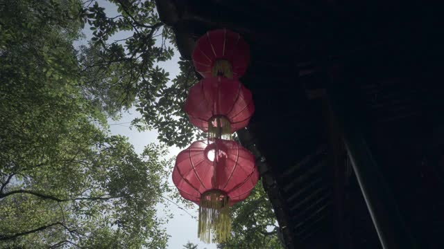 在阳光明媚的日子里，中国苏州，红色的中国灯笼挂在屋顶上视频素材