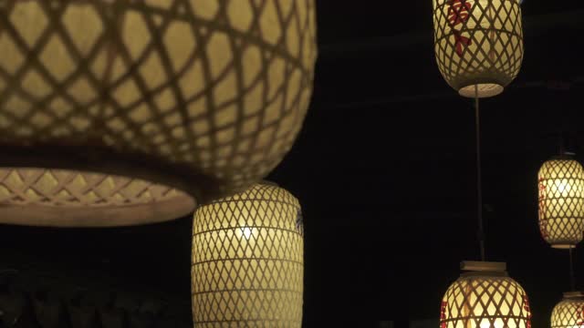 特写镜头的黄色灯笼与中国字悬挂在晚上-苏州，中国视频素材
