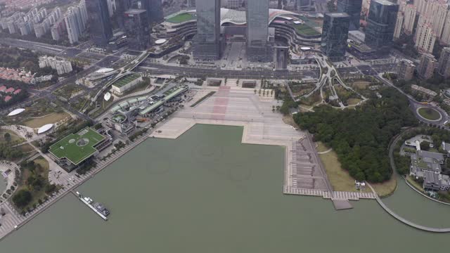 空中倾斜拍摄的现代建筑在市中心的湖泊，无人机飞过城市的天空-苏州，中国视频素材