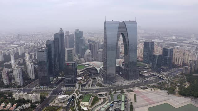 空中平移拍摄市中心的现代办公大楼，无人机飞过城市的天空-苏州，中国视频素材