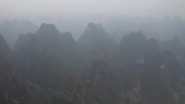 航拍美丽的风景在雾天气，无人机向前飞行-兴平，中国视频下载