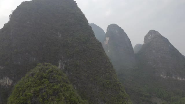 航拍美丽的山脉对天空，无人机飞过风景-兴平，中国视频素材