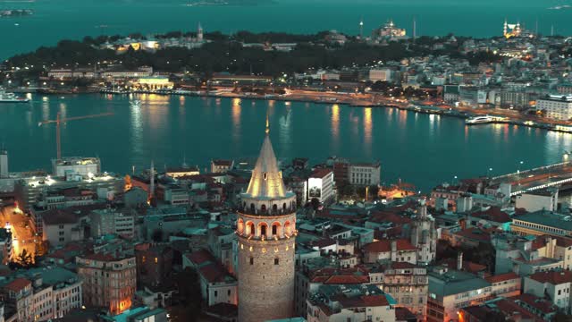 鸟瞰图加拉塔和加拉塔桥伊斯坦布尔夜间- 4K无人机镜头视频下载