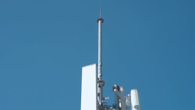 一个手机塔天线的特写，用于3G, 4G或5G无线移动网络和电信互联网连接。视频下载