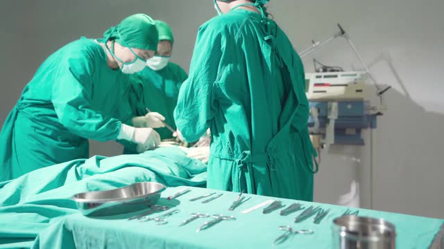 4K超高清多莉左:外科护士在手术室准备手术设备给外科医生。医院医疗保健的概念。视频下载