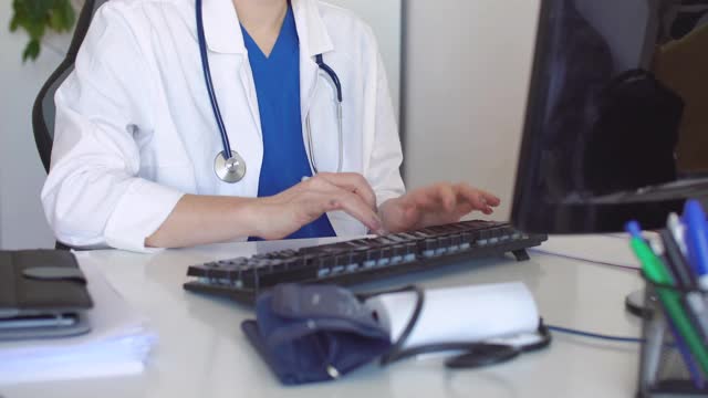 女医生在电脑前工作视频素材