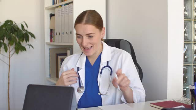 女医生正在用平板电脑视频通话视频素材