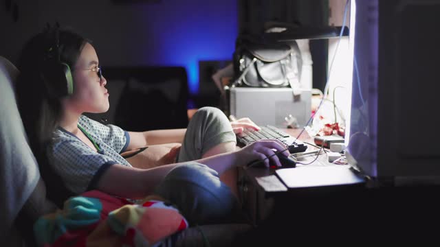女玩家晚上在电脑上玩多人在线游戏视频下载