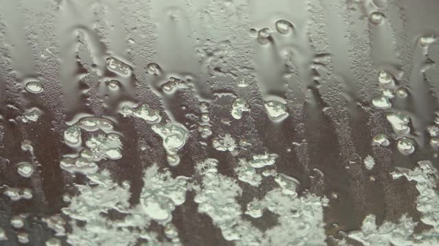 冬天的背景，霜雪在窗户上视频素材