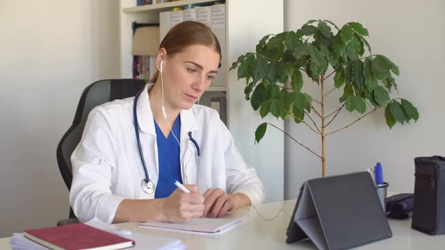 女医生正在用平板电脑视频通话视频素材