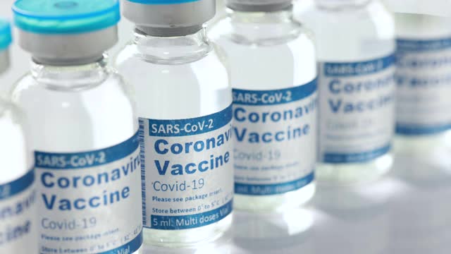 COVID-19冠状病毒疫苗瓶视频素材