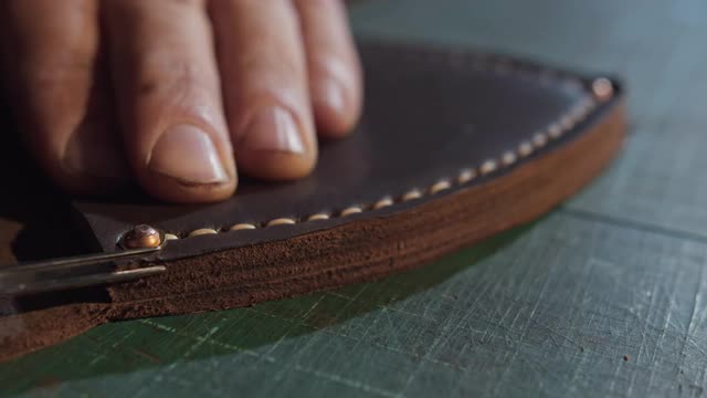 手工制作皮革制品的过程视频下载