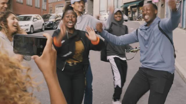 快乐的多民族朋友在城市的街道上跳舞视频素材
