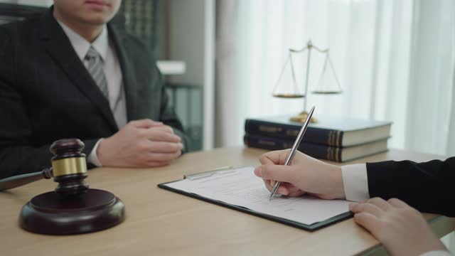 男律师与商务女性客户之间的良好服务合作，在达成协议后握手，法律和法律理念。视频下载