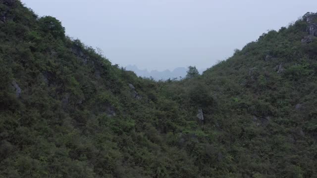 航拍美丽的山脉对天空，无人机飞向上-阳朔，中国视频下载