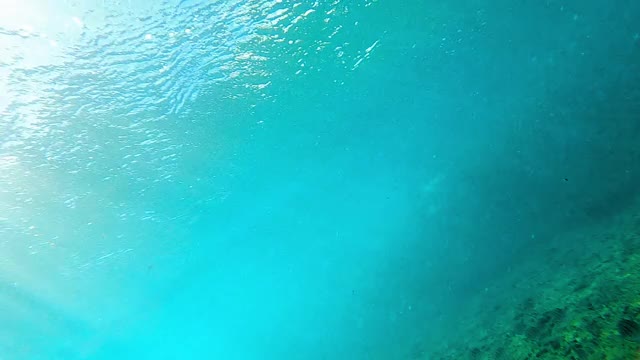 水下明亮的阳光反射通过一个强大的冲击海浪过渡到深蓝色的海洋和掠过剪影的冲浪板-瓦胡岛，夏威夷视频素材