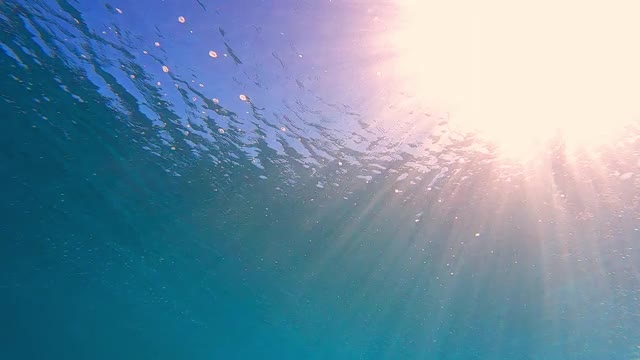 水下明亮的阳光通过海水，突然变得模糊的深蓝色波浪的波浪-瓦胡岛，夏威夷视频素材