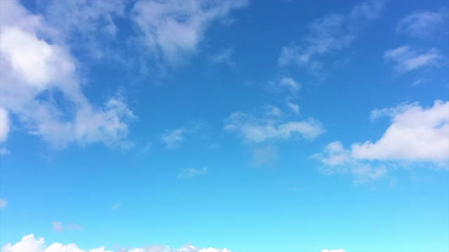 空中倾斜向下拍摄的游客在山上瀑布与天空，无人机飞越人类探索在阳光明媚的一天-瓦胡岛，夏威夷视频下载