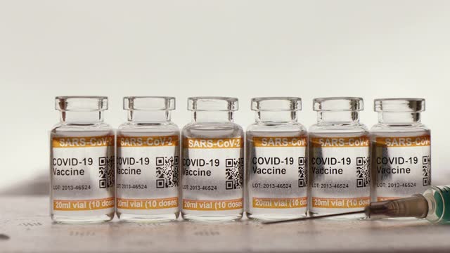 聚苯乙烯泡沫容器的特写，上面有一套低温COVID-19疫苗瓶。标记SARS-CoV-2对抗冠状病毒视频素材
