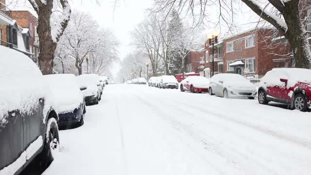 蒙特利尔罗斯蒙特地区的住宅街道在冬季暴风雪期间的斜景视频素材