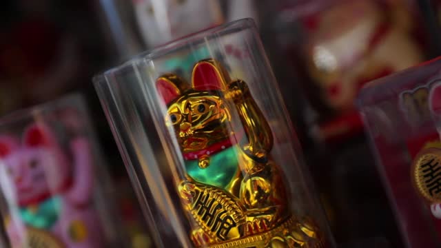金色的Maneki Neko纪念品在玻璃罐商店的特写-旧金山，加利福尼亚视频下载
