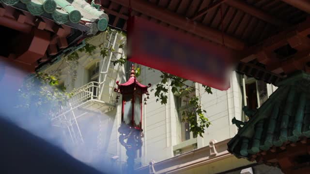 慢镜头平移在唐人街入口的煤气灯在城市-旧金山，加利福尼亚视频素材