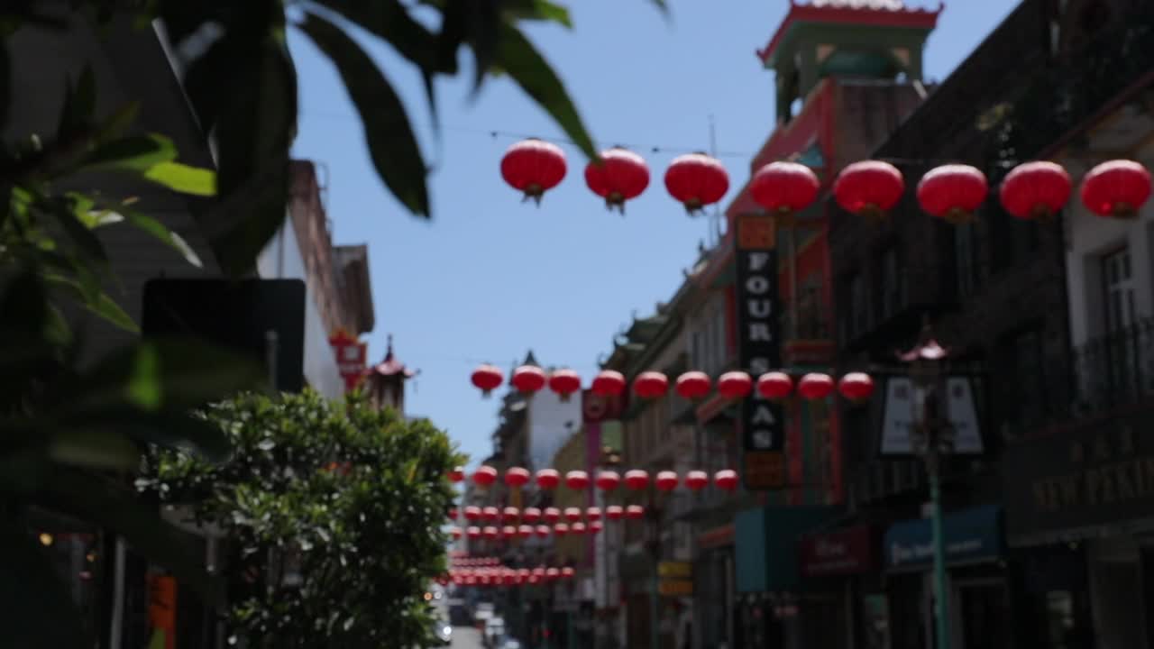 慢镜头倾斜拍摄了悬挂在旧金山城市街道上的红色中国灯笼视频素材