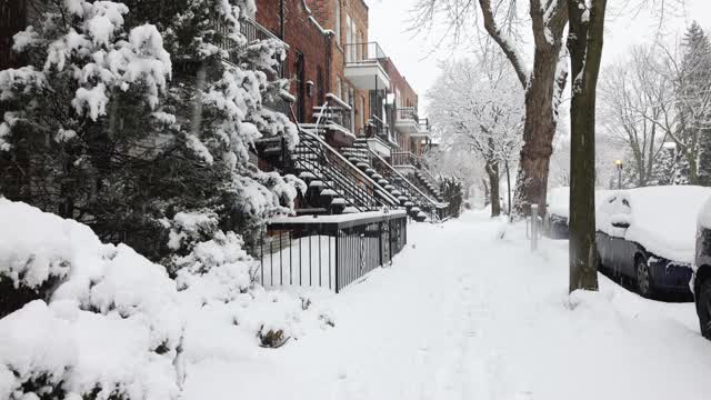 蒙特利尔罗斯蒙特地区的住宅人行道在暴风雪期间的清晨视频素材
