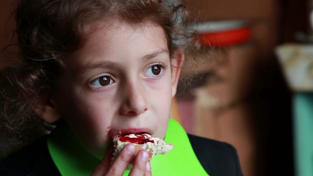 小女孩在吃果酱面包视频素材