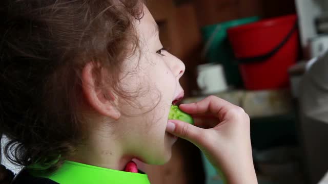 小女孩吃黄瓜视频素材