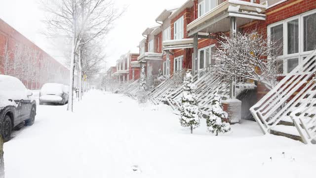 蒙特利尔安格斯地区的居民人行道在暴风雪中清晨视频素材