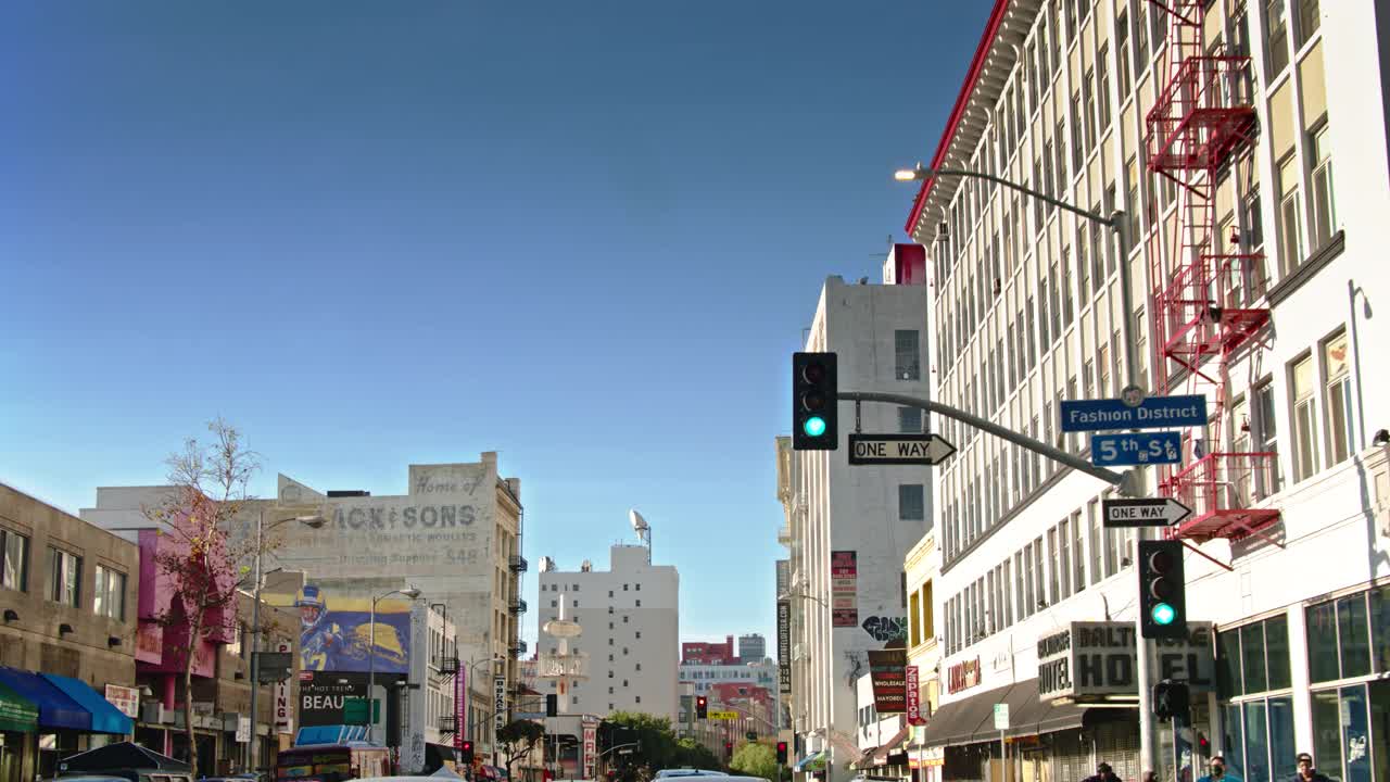 在DTLA时尚区沿着洛杉矶大街开车视频下载