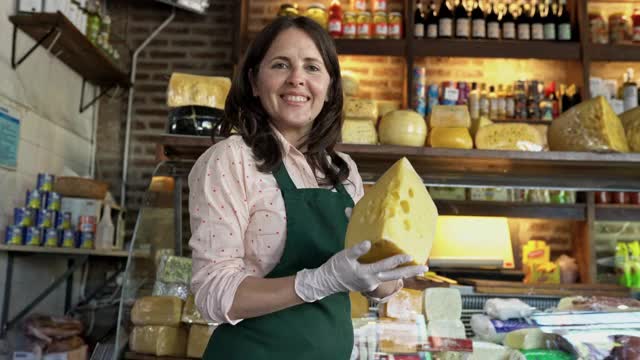 成熟的女商人在美食店展示奶酪视频素材