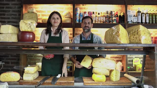 快乐的店主展示他们的美味奶酪视频素材
