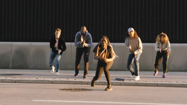 多民族朋友在城市的人行道上跳舞视频下载