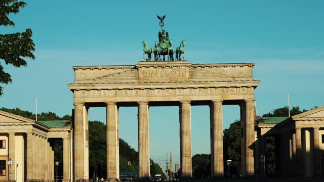 柏林勃兰登堡门，蓝天，柏林，德国视频素材