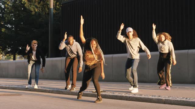 多民族朋友在城市的街道上跳舞视频下载