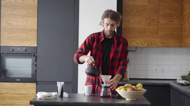 男人在家制作过滤咖啡视频素材