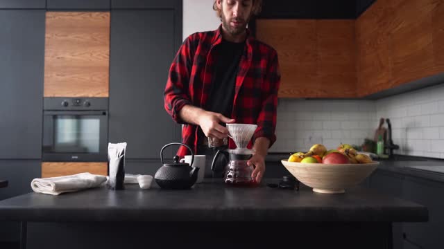 男人在家制作过滤咖啡视频素材