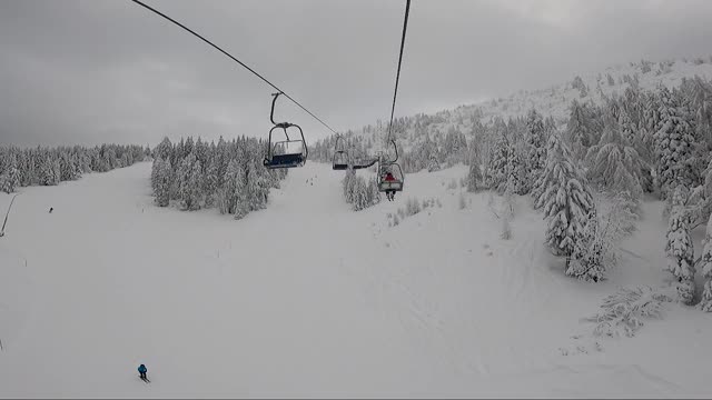 缆车移动着白雪覆盖的山视频素材