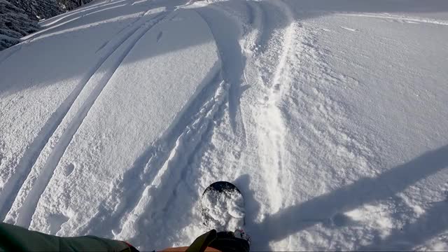 滑雪板在深粉雪中滑行(POV)视频素材