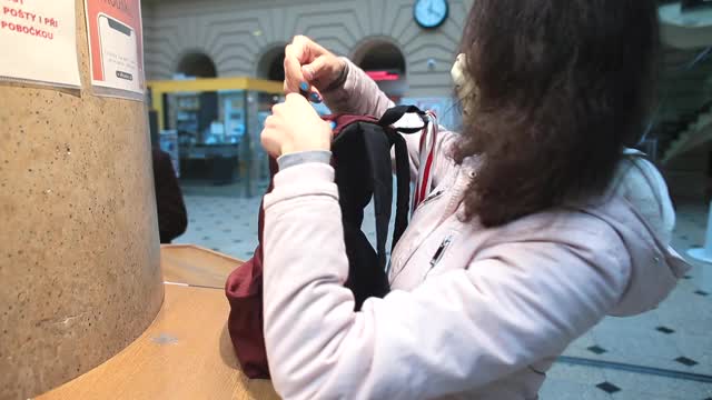 一个戴面具的女孩在车站准备背包，出口到月台视频素材