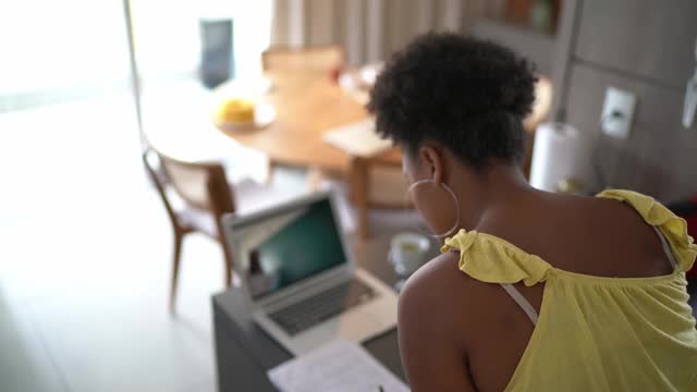 少女用笔记本电脑在家学习视频素材