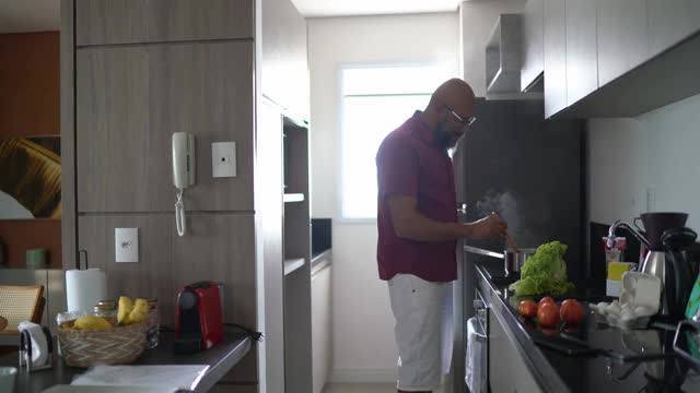 成熟的男人一边在家做饭一边跳舞视频下载