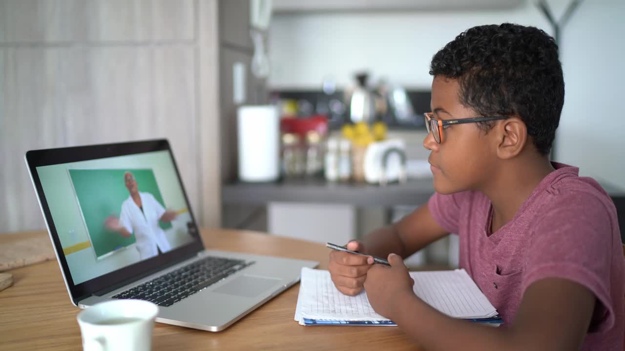 男孩在家里看视频课视频下载