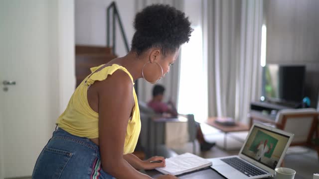少女用笔记本电脑在家学习视频下载
