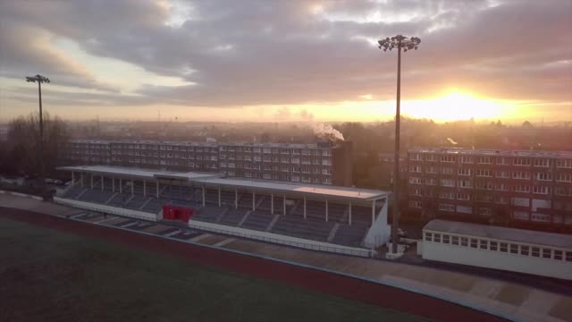 日落时分，无人机拍摄的赛车场、足球场。视频下载