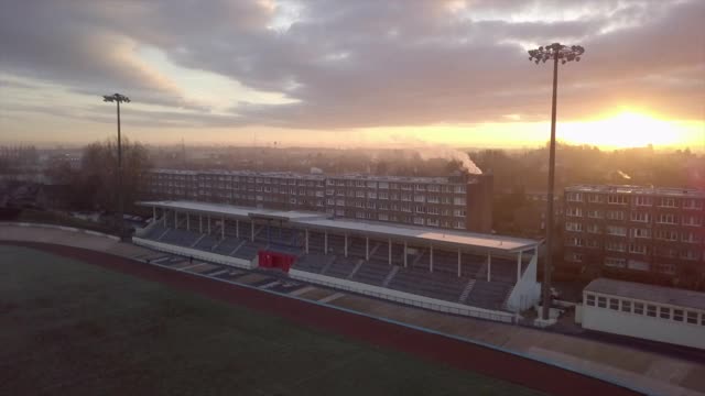 日落时分，无人机拍摄的赛车场、足球场。视频下载