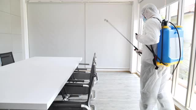 清洁人员正在办公室喷洒冠状病毒，以预防COVID-19。视频素材