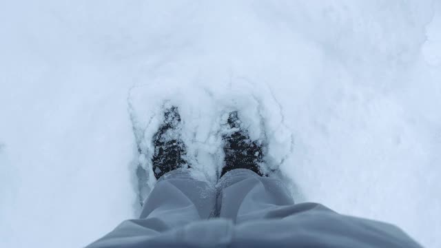 人在雪地上行走。观点视频素材